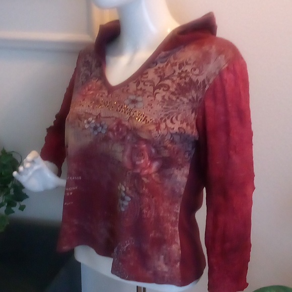 Susan Lawrence Tops - Burgundy Top with Hoodie, Crinkle 3/4 Sleeves & French Phrases